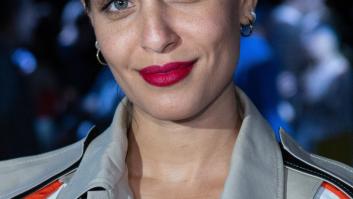 Hiba Abouk luce curvas de embarazo con un ajustado vestido