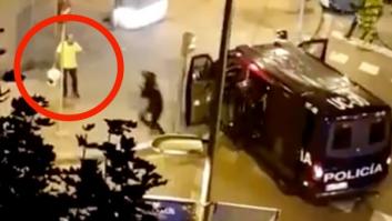 Un grupo de antidisturbios detiene a un hombre que apagaba barricadas con un cubo en Girona