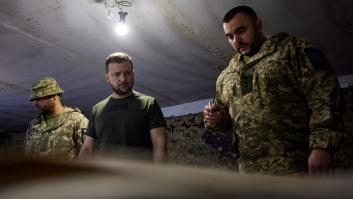 Zelenski planta cara a Putin viajando al frente del combate en el Donbás