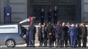 Alberto Garzón, perplejo por lo que se ve al fondo: "El genocida no merece ese gesto"