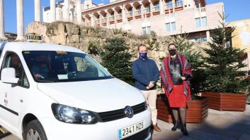 Taxistas de Córdoba pasean a los mayores para que vean el alumbrado de Navidad
