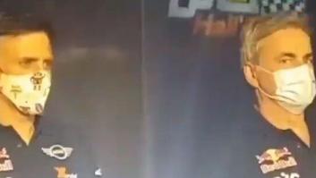 A Carlos Sainz le ponen el himno franquista en Arabia Saudí: hay miradas que lo dicen todo