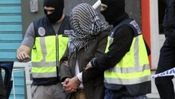 La Policía investiga un vídeo con dos encapuchados ante una foto de la Puerta del Sol