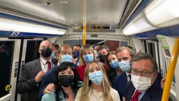 Un diputado del PP publica esta foto en el Metro, cita a Mónica García y ella no tarda en responderle