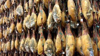 Un pueblo de Málaga cambia el alumbrado navideño por regalar jamones de pata negra a sus vecinos