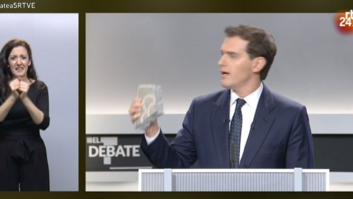 Desasosiego en Twitter por lo que se ha oído de fondo cuando Rivera sacó el adoquín