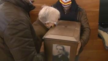 El llanto de Concha mientras abraza los restos de su padre, recuperados 84 años después de su fusilamiento