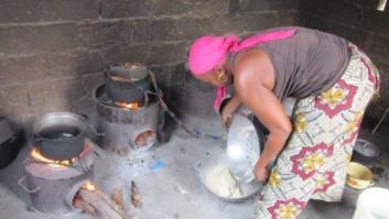 Cocinas que salvan bosques y ayudan a las mujeres