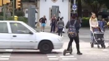 La imprudencia del vehículo gris acaba despeñando a este camión y matando a su conductor