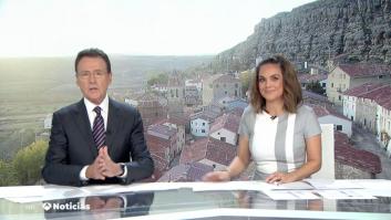 Mónica Carrillo 'salva' a Matías Prats en pleno informativo