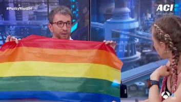 Pablo Motos saca una bandera LGTBI y las Pussy Riot le explican qué le pasaría en Rusia