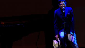 El emocionado homenaje de Joaquín Sabina a Almudena Grandes en el Teatro Español