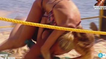 Raquel Mosquera y María Jesús Ruiz protagonizan una escena de lucha libre en 'Supervivientes'