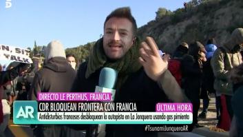 Un reportero de Ana Rosa, obligado a interrumpir un directo desde La Jonquera por el gas pimienta