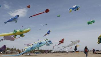 La playa de la Malvarrosa se colorea con decena de cometas