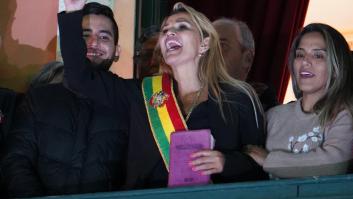 Una opositora toma el mando interino de Bolivia para suceder a Evo Morales