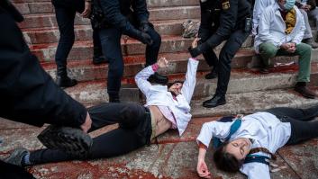 La Policía deja en libertad a los 14 activistas que lanzaron pintura contra el Congreso tras detenerles durante horas
