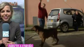 Los padres de 'El Chicle' expulsan con una manguera a una reportera y un cámara de Ana Rosa