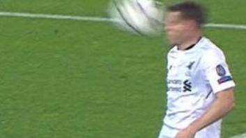 La genial reacción de un jugador del Liverpool tras llevarse este tremendo pelotazo
