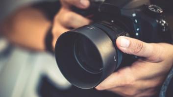 Censuran en Segovia dos obras a un fotógrafo asturiano por "mostrar los genitales de las personas retratadas"