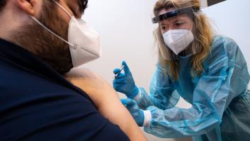 Despiden a un sanitario por echar a perder intencionadamente 570 dosis de vacuna