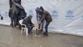 Miles de refugiados se encuentran atrapados en ola de frío y nieve