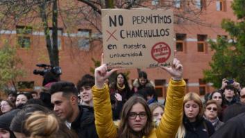 Y en ese claroscuro surge... el máster de Cifuentes