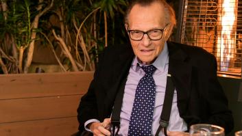 El histórico periodista Larry King, ingresado tras dar positivo por coronavirus