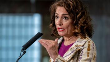 Montero sugiere que la aplicación del impuesto a las eléctricas será a partir de 2023