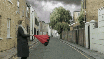 Kazbrella, el paraguas diseñado al revés que es mucho más útil que el de toda la vida