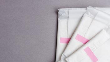 Una mujer se lleva una reprimenda en el trabajo por llevar compresas a la vista en el coche