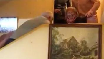 Una familia de Málaga arrasa con cómo llevaron a la abuela a la mesa en Nochebuena