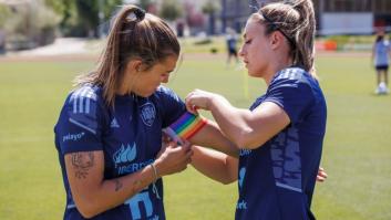 Las jugadoras de la selección femenina de fútbol llevarán el brazalete arcoíris este sábado