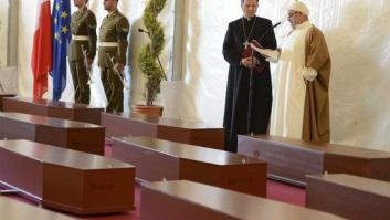 Ataúdes sin nombre, sólo números: el funeral por los inmigrantes muertos en el Canal de Sicilia