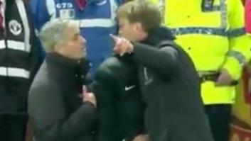 Mourinho y Klopp se enzarzan en la banda tras una falta