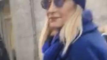 La pregunta de una desconocida a Cifuentes por la calle que le ha dejado con esta cara