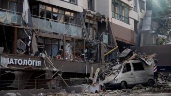 Un misil impacta en un edificio de apartamentos en el centro de Kiev