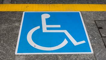 Intenta subir en silla de ruedas al ascensor del Metro de Barcelona y lo que ocurre es LAMENTABLE