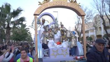 "No se puede ser más bestia": indignación por los objetos tirados en una cabalgata de Reyes de Andalucía