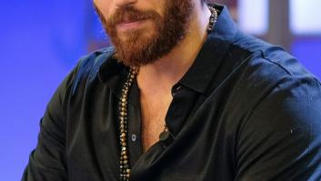 Can Yaman se corta el pelo y se afeita... y parece Pedro Sánchez