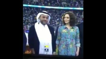 La cara de Ayuso poco antes de hacer un comentado gesto a quien tenía justo al lado