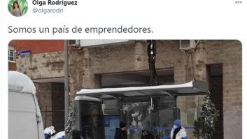 Varias personas demuestran su ingenio con lo que han hecho en una marquesina tras la nevada