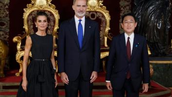 Sánchez saluda a los reyes, pasa de largo y se oye perfectamente lo que le dicen Letizia y Felipe
