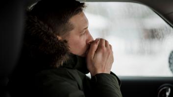 El imprescindible gesto que debes hacer antes de encender el coche durante la ola de frío