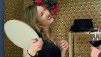 Su cita no se entera de lo "pedante" y cansino" que está resultando y se lleva el corte de su vida al intentar besarla