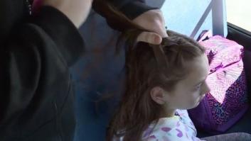 Cada mañana, esta conductora de autobús peina el pelo de una niña huérfana de madre