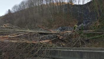 Dos desaparecidos por un gran desprendimiento de tierra sobre la AP-8