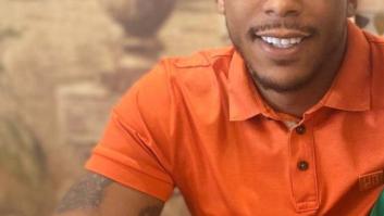 La Policía difunde la foto del sospechoso que roció a su exnovia con ácido para dar con él