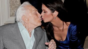 "Te querré el resto de mi vida": la despedida de Catherine Zeta Jones a su suegro, Kirk Douglas