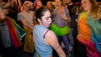 Cientos de activistas LGTBQ protestan bailando ante la casa de Mike Pence